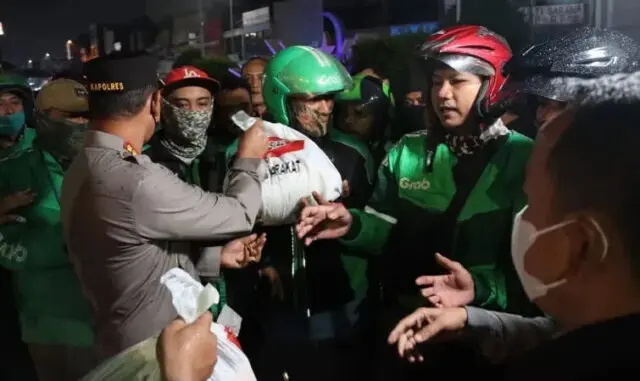 BBM Naik, Polrestro Tangerang Kota Salurkan Bantuan Bagi Supir Angkot, Ojol dan Tukang Becak BBM Naik, Polrestro Tangerang Kota Salurkan Bantuan Bagi Supir Angkot, Ojol dan Tukang Becak