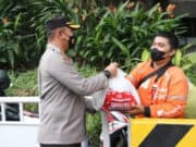 Polisi Sebar Ratusan Paket Sembako di Kota Tangerang Polisi Sebar Ratusan Paket Sembako di Kota Tangerang