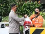 Polisi Sebar Ratusan Paket Sembako di Kota Tangerang Polisi Sebar Ratusan Paket Sembako di Kota Tangerang