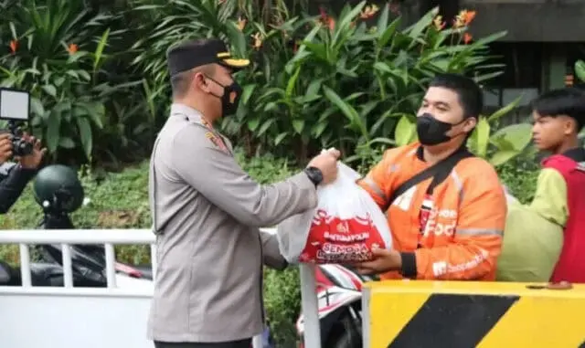 Polisi Sebar Ratusan Paket Sembako di Kota Tangerang Polisi Sebar Ratusan Paket Sembako di Kota Tangerang