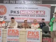 Konsisten Tegas Tolak Kenaikan Harga BBM, PKS Kota Tangerang Aksi Flash Mob Konsisten Tegas Tolak Kenaikan Harga BBM, PKS Kota Tangerang Aksi Flash Mob