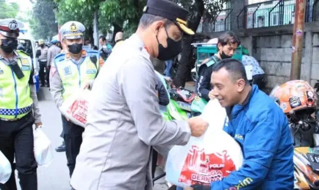 Sasar Warga Tak Tersentuh Bantuan Subsidi BLT BBM di Kota Tangerang, Polisi Sebar Ribuan Sembako Sasar Warga Tak Tersentuh Bantuan Subsidi BLT BBM di Kota Tangerang, Polisi Sebar Ribuan Sembako