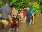 Astaga! Sibuk Pantau Banjir di Wilayahnya, Motor Staf Kelurahan Pinang Malah Hanyut Astaga! Sibuk Pantau Banjir di Wilayahnya, Motor Staf Kelurahan Pinang Malah Hanyut