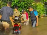 Astaga! Sibuk Pantau Banjir di Wilayahnya, Motor Staf Kelurahan Pinang Malah Hanyut