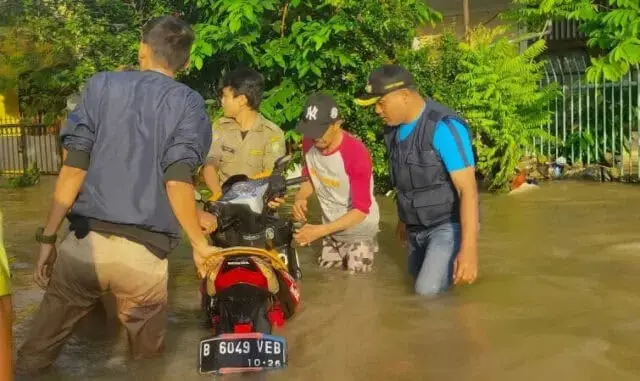 Astaga! Sibuk Pantau Banjir di Wilayahnya, Motor Staf Kelurahan Pinang Malah Hanyut Astaga! Sibuk Pantau Banjir di Wilayahnya, Motor Staf Kelurahan Pinang Malah Hanyut