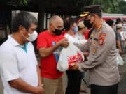 Ratusan Sopir Angkot di Kota Tangerang Dapat Paket Sembako dari Polisi Ratusan Sopir Angkot di Kota Tangerang Dapat Paket Sembako dari Polisi