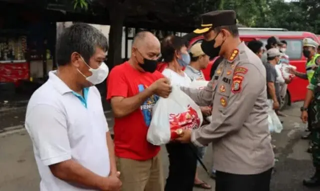 Ratusan Sopir Angkot di Kota Tangerang Dapat Paket Sembako dari Polisi Ratusan Sopir Angkot di Kota Tangerang Dapat Paket Sembako dari Polisi