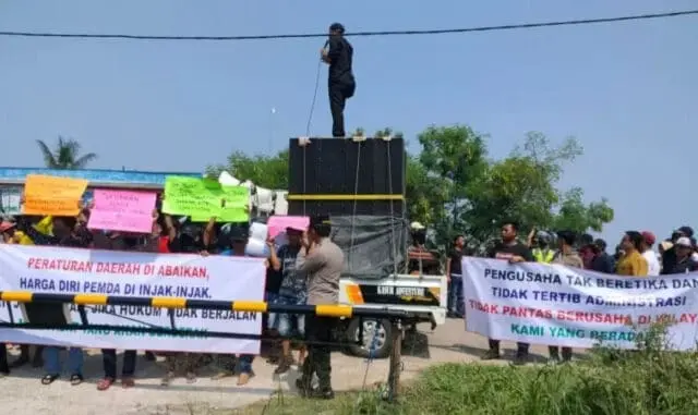 Sebut Owner Padi Padi Picnic Pembangkang, Ratusan Warga Tuntut Lokasi Ditutup Permanen
