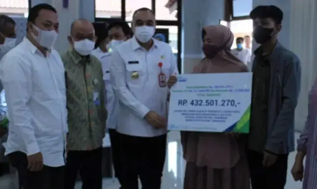 BPJS Ketenagakerjaan Serahkan Santunan JKK dan JKM ke Ahli Waris Rp432,501,270 BPJS Ketenagakerjaan Serahkan Santunan JKK dan JKM ke Ahli Waris Rp432,501,270