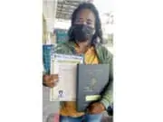 Ibu Mery saat menunjukan Izasah Anaknya.