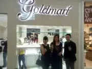 31 Tahun Goldmart, Ada Koleksi Spesial di Perhiasan Goldmart Karawaci Rocky Kantono Assistant Sales Manager Goldmart bersama Yolana Limman hade of marcom dan model Goldmart.
