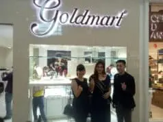 31 Tahun Goldmart, Ada Koleksi Spesial di Perhiasan Goldmart Karawaci Rocky Kantono Assistant Sales Manager Goldmart bersama Yolana Limman hade of marcom dan model Goldmart.
