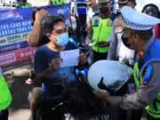 Bagikan Helm dan Sembako, Operasi Zebra 2022 Hanya Bersifat Teguran dan Simpatik