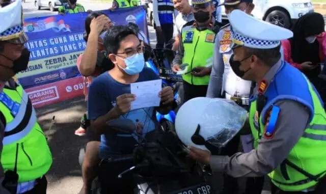 Bagikan Helm dan Sembako, Operasi Zebra 2022 Hanya Bersifat Teguran dan Simpatik Bagikan Helm dan Sembako, Operasi Zebra 2022 Hanya Bersifat Teguran dan Simpatik