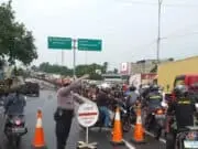 Polisi Urai Kemacetan Jalan Gatot Subroto Cibodas Akibat Banjir di Fly Over Polisi Urai Kemacetan Jalan Gatot Subroto Cibodas Akibat Banjir di Fly Over
