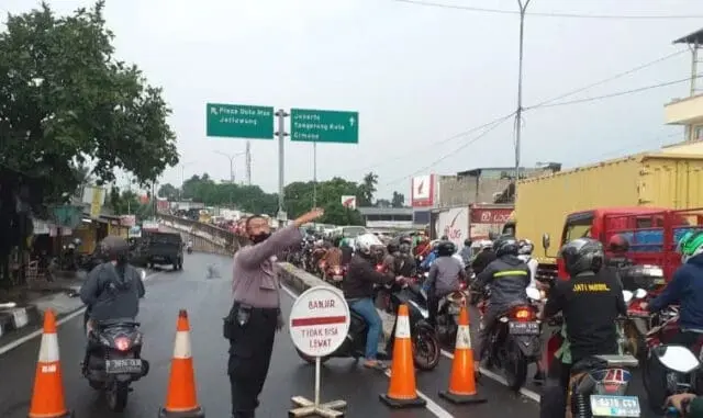 Polisi Urai Kemacetan Jalan Gatot Subroto Cibodas Akibat Banjir di Fly Over Polisi Urai Kemacetan Jalan Gatot Subroto Cibodas Akibat Banjir di Fly Over