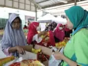 Berburu Sembako Murah Emak-Emak Lewat Bazar Berburu Sembako Murah Emak-Emak Lewat Bazar