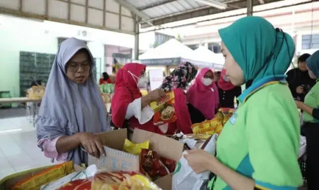 Berburu Sembako Murah Emak-Emak Lewat Bazar Berburu Sembako Murah Emak-Emak Lewat Bazar