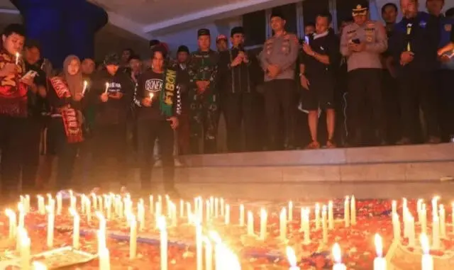 Libatkan 18 Komunitas Suporter, Kapolres dan Wakil Wali Kota Tangerang Berdoa Untuk Tragedi Kanjuruhan Libatkan 18 Komunitas Suporter, Kapolres dan Wakil Wali Kota Tangerang Berdoa Untuk Tragedi Kanjuruhan