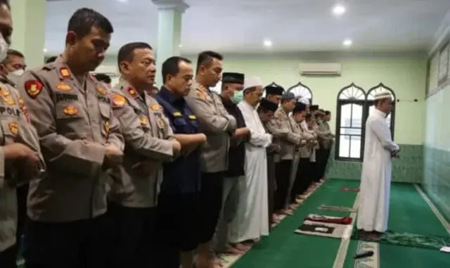 Doakan Korban Kanjuruhan, Polres Metro Tangerang Kota Gelar Shalat Ghaib Doakan Korban Kanjuruhan, Polres Metro Tangerang Kota Gelar Shalat Ghaib