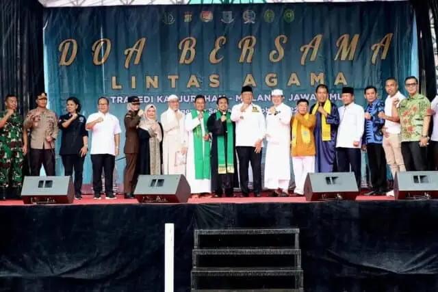 Bentuk Empati Atas Tragedi Kanjuruhan, Pemkot Tangsel dan Forkopimda Gelar Doa Bersama Lintas Agama Bentuk Empati Atas Tragedi Kanjuruhan, Pemkot Tangsel dan Forkopimda Gelar Doa Bersama Lintas Agama