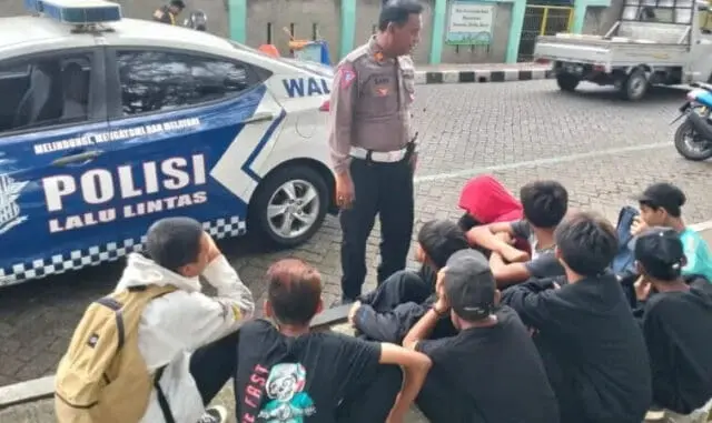 Nge-BM Truk, 15 Remaja Digiring Polisi ke Mapolres Metro Tangerang Kota Nge-BM Truk, 15 Remaja Digiring Polisi ke Mapolres Metro Tangerang Kota
