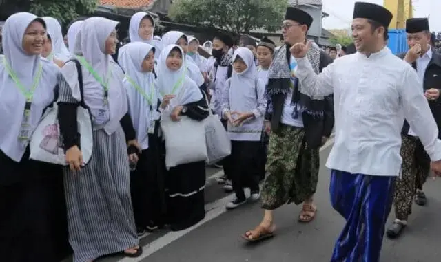Kirab Santri Meriahkan HSN 2022 di Kota Tangerang, Simak Pesan Walikota! Kirab Santri Meriahkan HSN 2022 di Kota Tangerang, Simak Pesan Walikota!