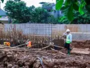 Percepat Pengendalian Banjir, Pilar Tinjau Pembangunan Turap di Puri Bintaro Indah