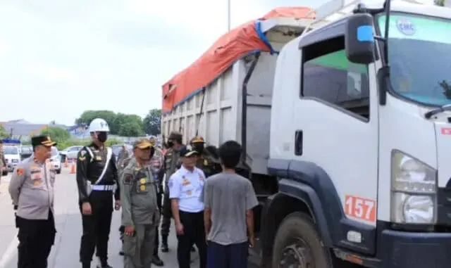 Libatkan TNI-Polri, Pemkot dan Pemkab Tangerang Tingkatkan Pengawasan Jam Operasional Truk Tanah Libatkan TNI-Polri, Pemkot dan Pemkab Tangerang Tingkatkan Pengawasan Jam Operasional Truk Tanah