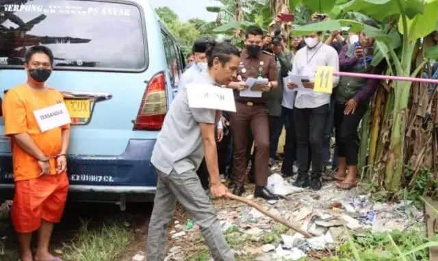 24 Adegan Diperagakan dalam Rekontruksi Pembunuhan Sopir Angkot di Tangerang 24 Adegan Diperagakan dalam Rekontruksi Pembunuhan Sopir Angkot di Tangerang