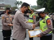 Polisi Gagalkan Upaya Warga Bunuh Diri di Tangerang Diganjar Penghargaan Kapolres Polisi Gagalkan Upaya Warga Bunuh Diri di Tangerang Diganjar Penghargaan Kapolres