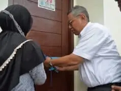 Terima Bantuan Bedah Rumah, Warga : Terima Kasih Pak Wali Terima Bantuan Bedah Rumah, Warga : Terima Kasih Pak Wali