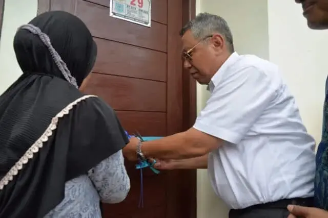 Terima Bantuan Bedah Rumah, Warga : Terima Kasih Pak Wali Terima Bantuan Bedah Rumah, Warga : Terima Kasih Pak Wali