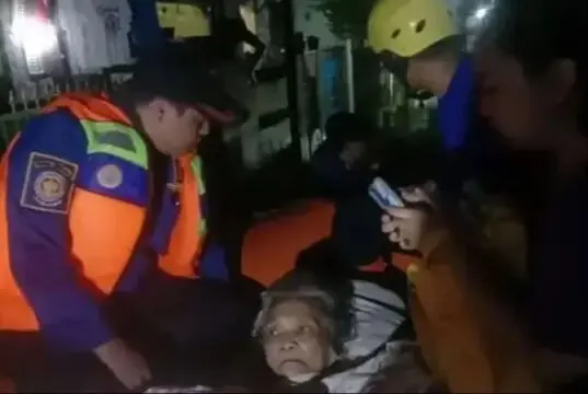 16 Titik Banjir di Kota Tangerang, BPBD dan Relawan Berjibaku Bantu Warga Terdampak 16 Titik Banjir di Kota Tangerang, BPBD dan Relawan Berjibaku Bantu Warga Terdampak