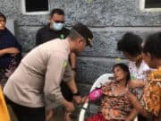 Polisi Evakuasi Pasien Stroke dan Salurkan Ratusan Paket Sembako di Posko Banjir Polisi Evakuasi Pasien Stroke dan Salurkan Ratusan Paket Sembako di Posko Banjir