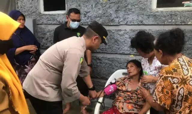 Polisi Evakuasi Pasien Stroke dan Salurkan Ratusan Paket Sembako di Posko Banjir Polisi Evakuasi Pasien Stroke dan Salurkan Ratusan Paket Sembako di Posko Banjir