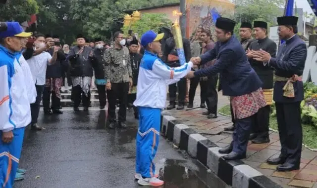 Kirab Api Awali Pelaksanaan Porprov Banten ke- 6 di Kota Tangerang Kirab Api Awali Pelaksanaan Porprov Banten ke- 6 di Kota Tangerang