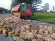 Muatan Minyak Goreng Berserakan ke Jalan di Pinang, Polisi Bertindak Cepat Muatan Minyak Goreng Berserakan ke Jalan di Pinang, Polisi Bertindak Cepat
