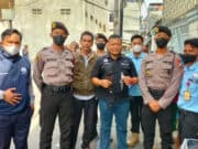 ODGJ Bawa Keris dan Pisau Kerap Takuti Warga, Dirayu Polisi Kena Deh! ODGJ Bawa Keris dan Pisau Kerap Takuti Warga, Dirayu Polisi Kena Deh!