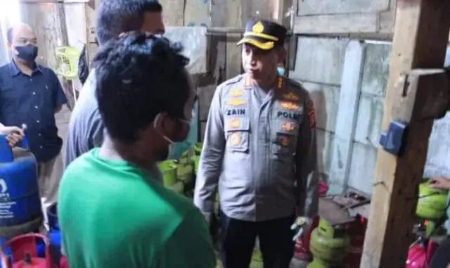 Praktik Oplos Gas Elpiji Rumahan Terungkap di Tangerang, 4 Bulan Raup Rp 200 Juta Praktik Oplos Gas Elpiji Rumahan Terungkap di Tangerang, 4 Bulan Raup Rp 200 Juta