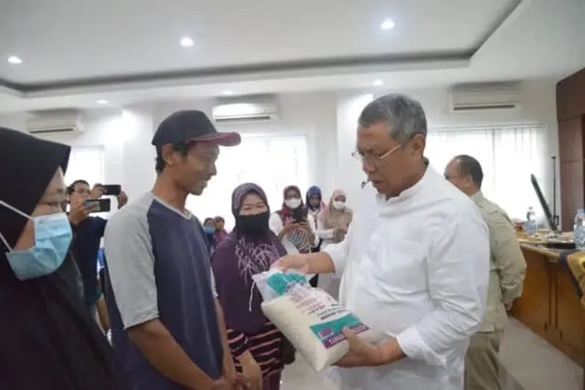 Wujudkan Ketahanan Pangan dan Kendalikan Inflasi, Pemkot Tangsel Serahkan Bantuan Wujudkan Ketahanan Pangan dan Kendalikan Inflasi, Pemkot Tangsel Serahkan Bantuan