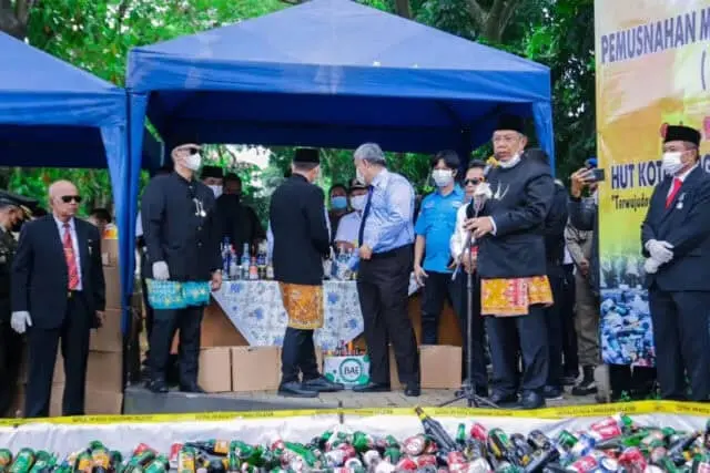 Pemkot Tangsel Bersama Forkopimda Musnahkan Ribuan Botol Miras Pemkot Tangsel Bersama Forkopimda Musnahkan Ribuan Botol Miras