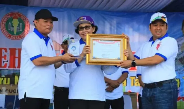 Peduli Guru, Walkot Tangerang Diberi Anugerah Kertaraharja Peduli Guru, Walkot Tangerang Diberi Anugerah Kertaraharja