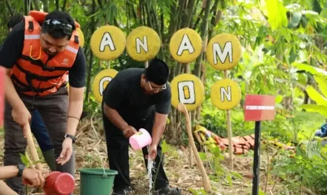 Si Cepat Ekspres dan Banksasuci Tanam 1.000 Pohon di Tepi Sungai Cisadane