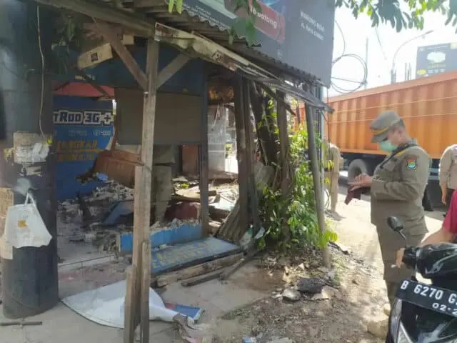 Hendak Dibangun Underpass, Satpol PP Lakukan Sterilisasi Puluhan Bangunan di Bitung Hendak Dibangun Underpass, Satpol PP Lakukan Sterilisasi Puluhan Bangunan di Bitung