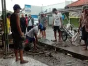 Warga Pisangan Kayu Agung Berjibaku Bersihkan Saluran Air Warga Pisangan Kayu Agung Berjibaku Bersihkan Saluran Air