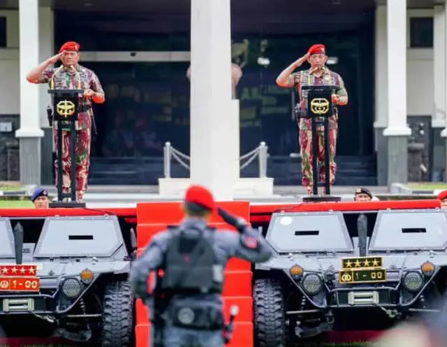 Disematkan Baret Merah Kopassus, Kapolri: Jangan Ragukan Sinergisitas TNI-Polri Jaga NKRI Disematkan Baret Merah Kopassus, Kapolri: Jangan Ragukan Sinergisitas TNI-Polri Jaga NKRI
