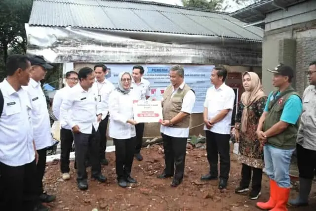 Kemendagri dan BNPP Serahkan Bantuan Dana Untuk Korban Gempa Cianjur Kemendagri dan BNPP Serahkan Bantuan Dana Untuk Korban Gempa Cianjur