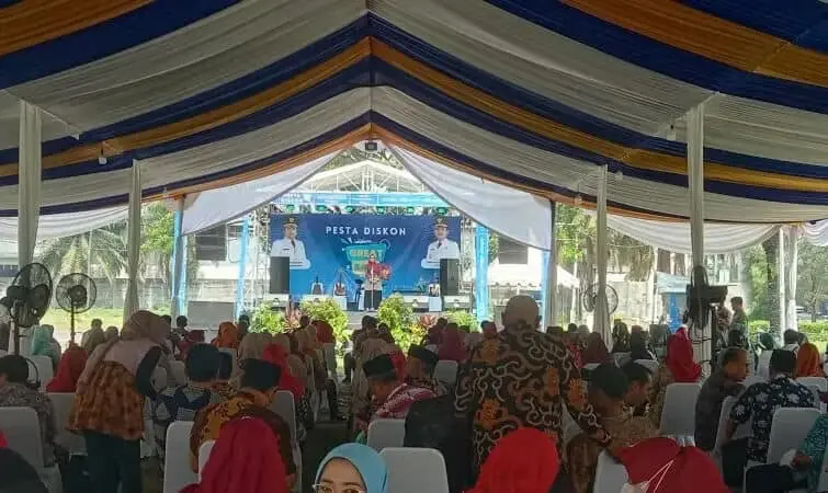 Pesta Diskon! Tangerang Great Sale di Pelataran Parkir Mall Metropolis Diserbu Pengunjung Pesta Diskon! Tangerang Great Sale di Pelataran Parkir Mall Metropolis Diserbu Pengunjung