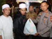 Kapolres Metro Tangerang Kota Tinjau Siskamling Sambil Bagikan Sembako